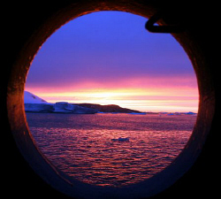 sunset in the antarctic. Canon 350D by Andrew Macleod 